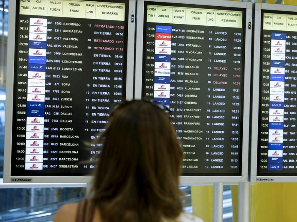 Pantalla de control de vuelos en el aeropuerto madrileño de Barajas