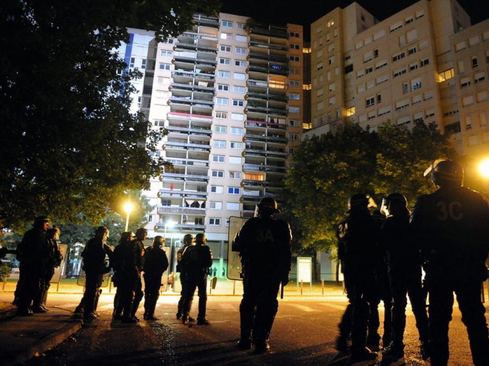 Los policías franceses de Grenoble mantienen la posición ante los disturbios