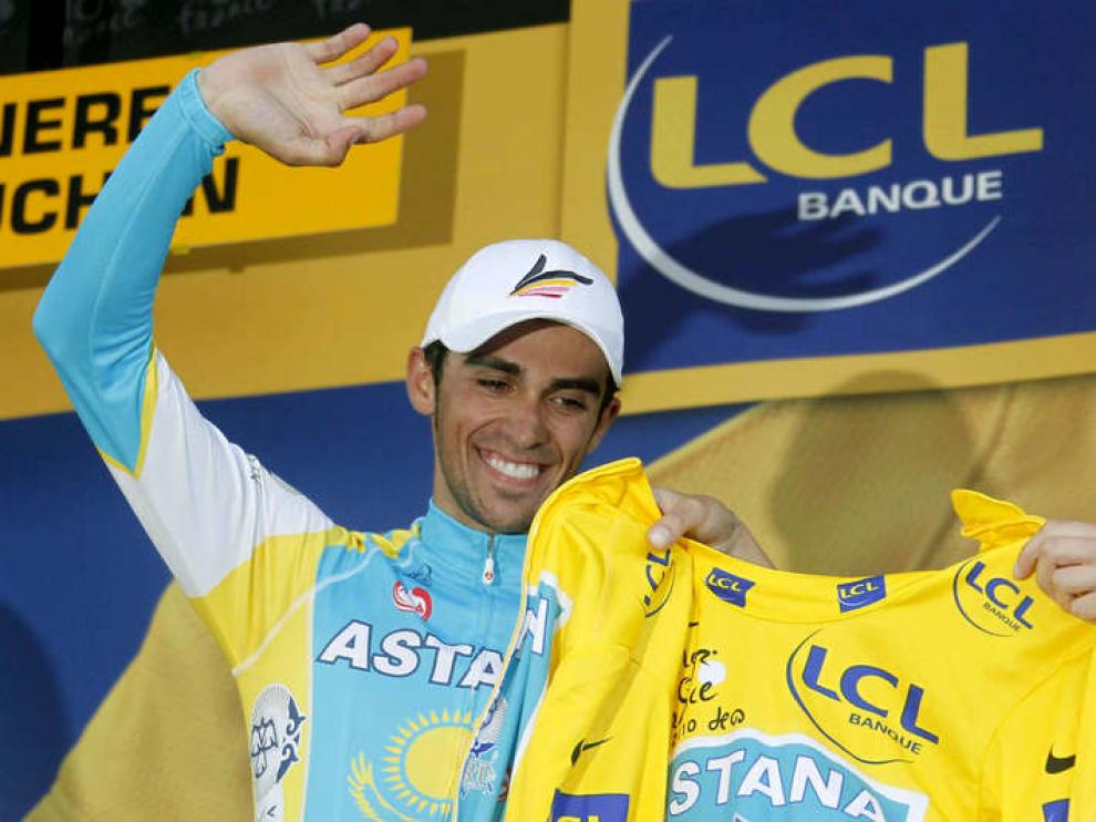 Contador recibe el maillot amarillo.