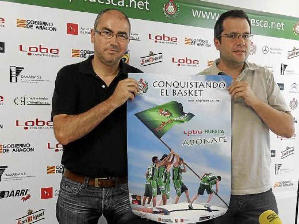 José Manuel Rincón, presidente del club, y Carlos Ortas, vicepresidente, con el cartel de la campaña.