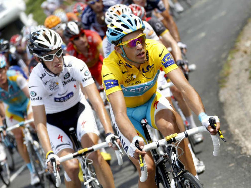 Schleck y Contador ruedan juntos.