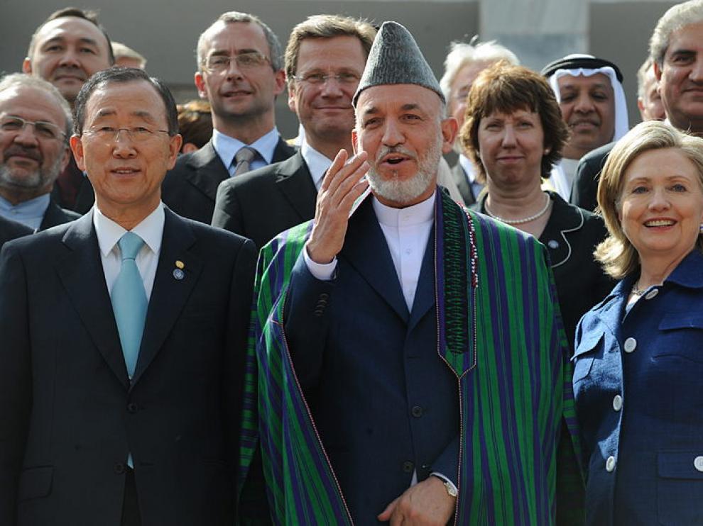 El presidente de Afganistán, Hamid Karzai, junto a otros líderes mundiales