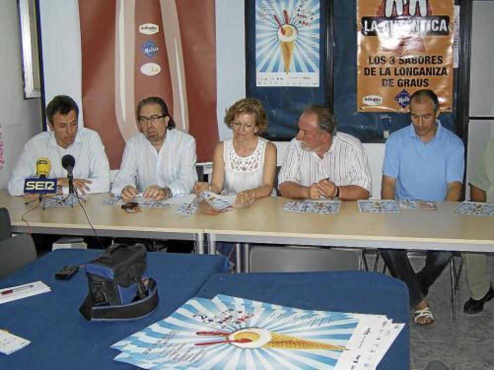 Representantes de las entidades organizadoras y la alcaldesa de Graus, durante la presentación.