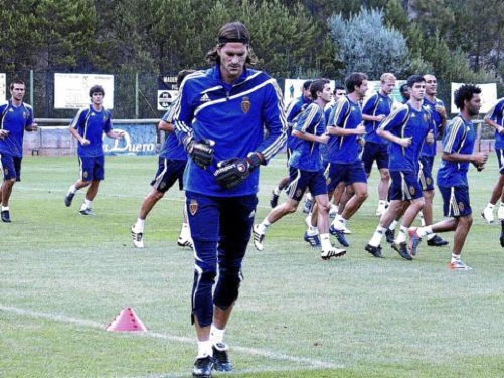 Leo Franco, en primer término, en el entrenamiento de ayer.