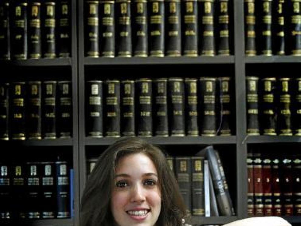 Carmen está acostumbrada a vivir entre libros.
