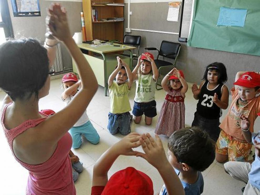 Muchos colegios, como el San Vicente de Huesca, abren también en verano con colonias infantiles.