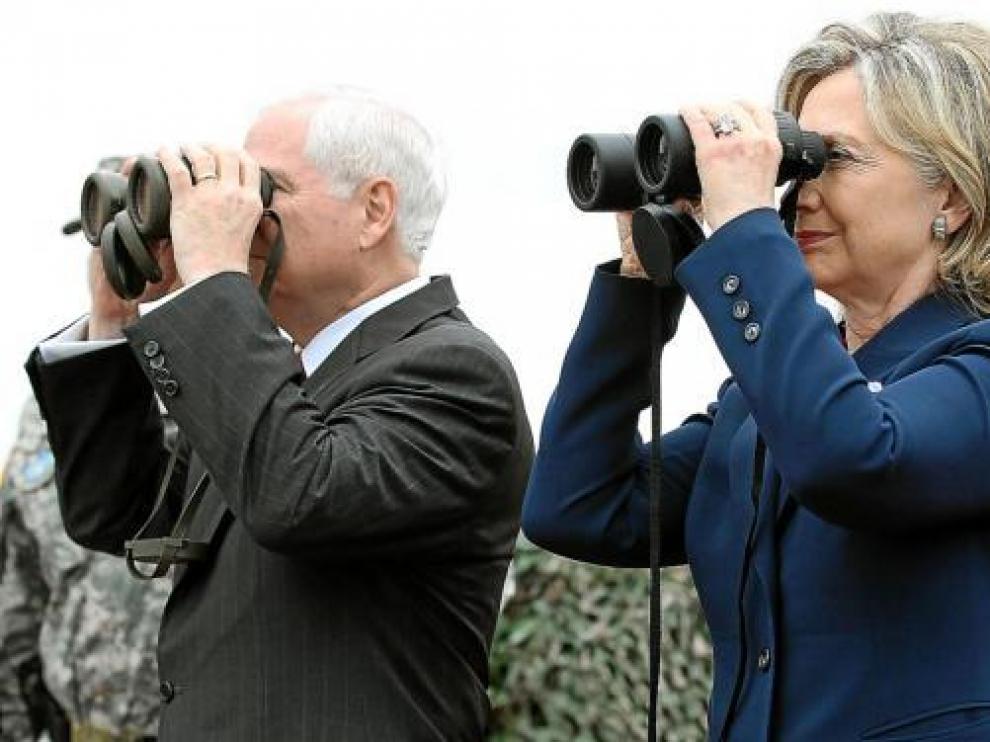 Robert Gates y Hillary Clinton obsevan con prismáticos la frontera entre las dos Coreas.