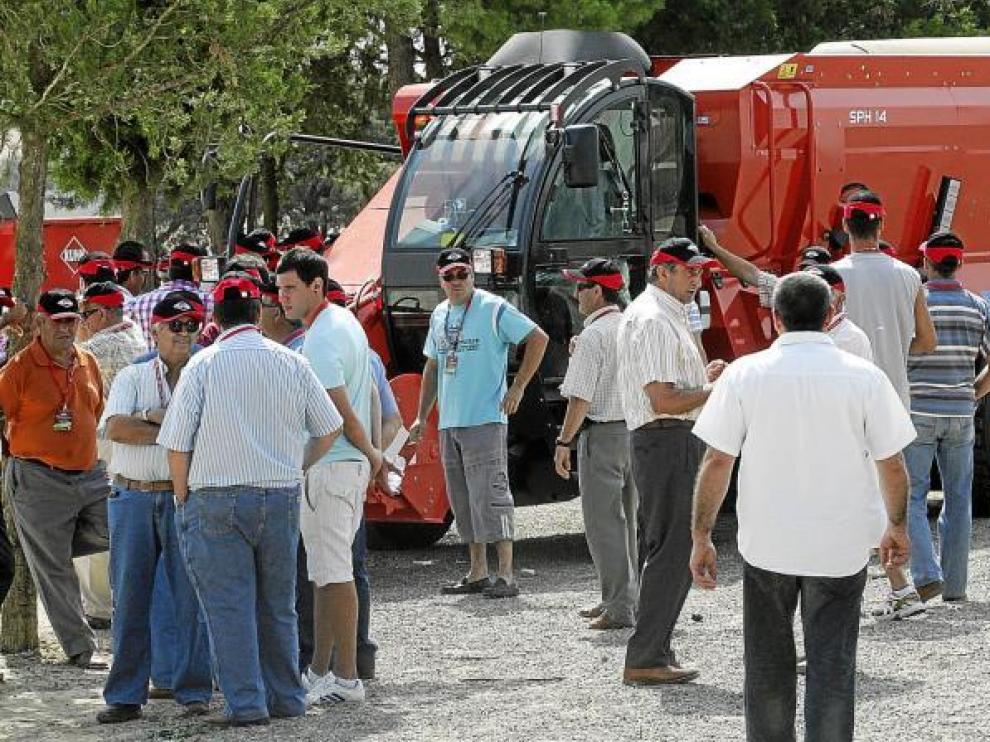 La multinacional Khun, cuya filial española se encuentra ubicada en Huesca, reunió el miércoles en el Castillo de San Luis a 700 agricultores para su demostración.
