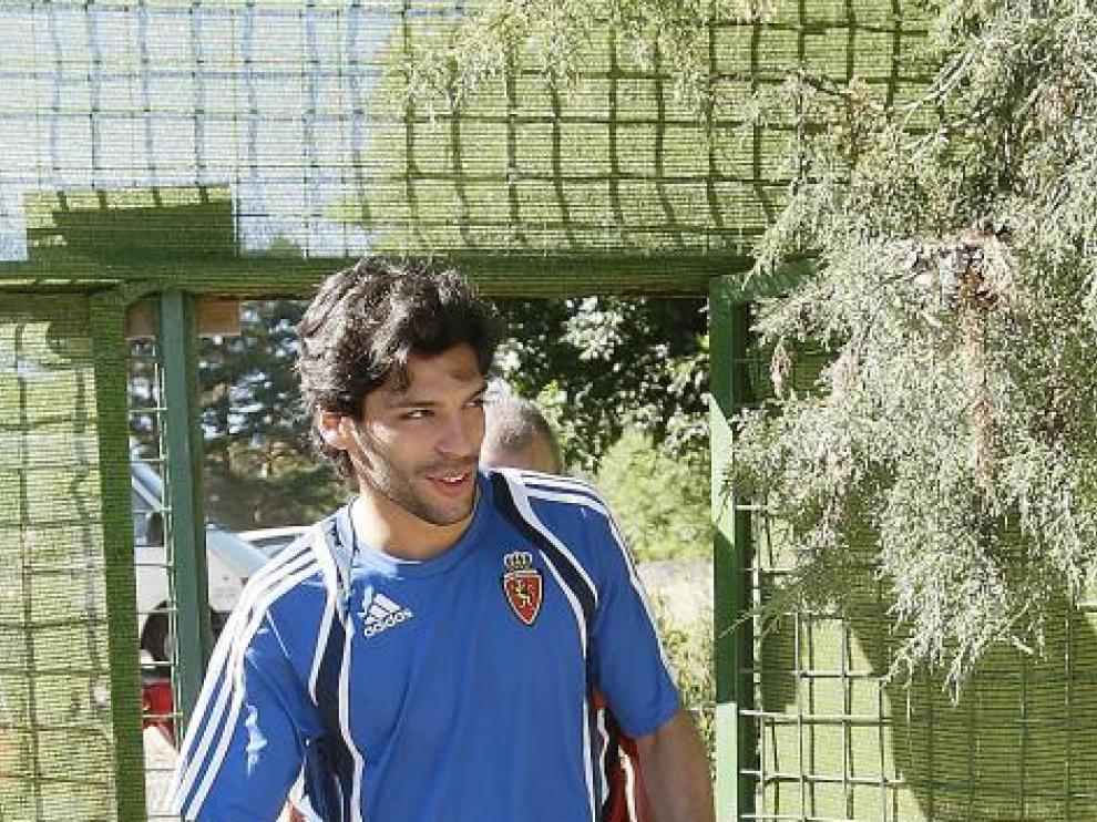 Ángel Lafita entra sonriente en el campo del Navaleno.