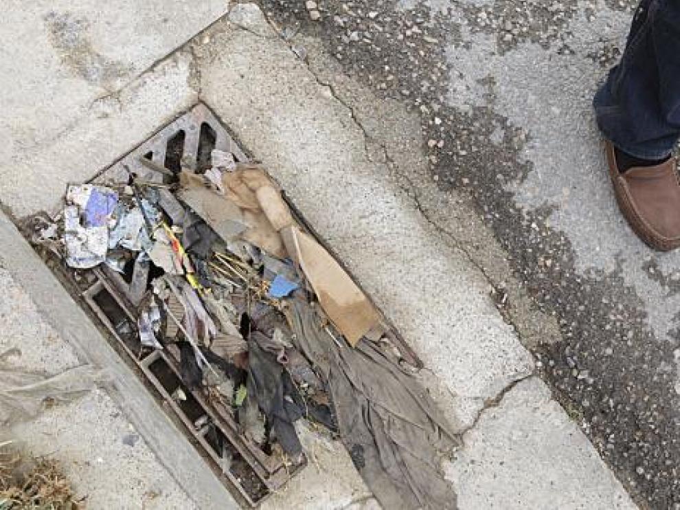 Basura acumulada en uno de los sumideros de la calle de Ganadería ayer por la mañana.
