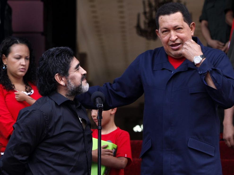 El futbolista Diego Armando Maradona, junto al presidente venezolano, Hugo Chavez