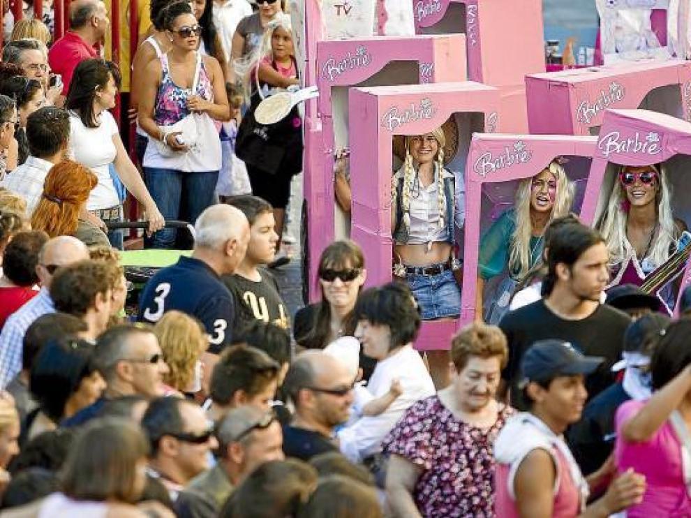 Unas 15 comparsas participaron en el desfile de carrozas. Entre ellas, este grupo de 'barbies'.