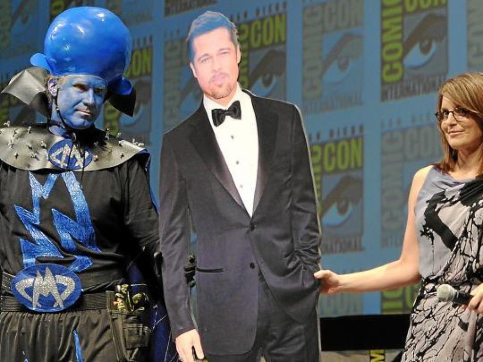 La actriz Tina Fey, de la serie 'Rockefeller Plaza', sujeta un recortable de Brad Pitt en la feria.