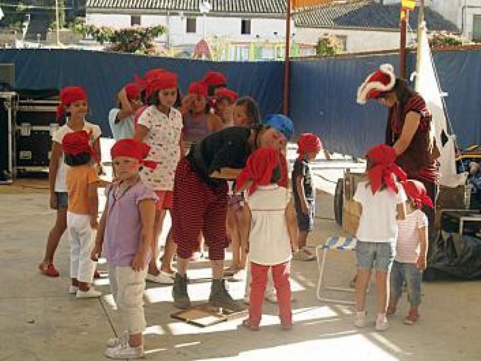 Varios niños, en la animación infantil de un cuento de piratas.