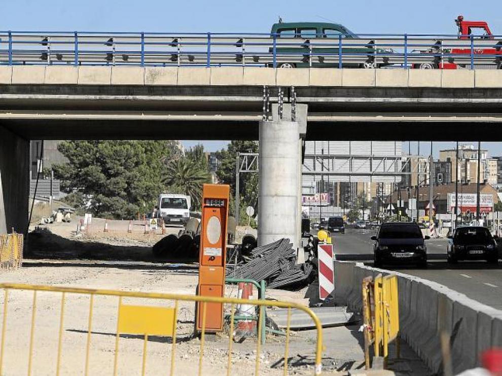Viaducto de la Ronda Norte en construcción sobre la carretera de Logroño, ayer por la tarde.