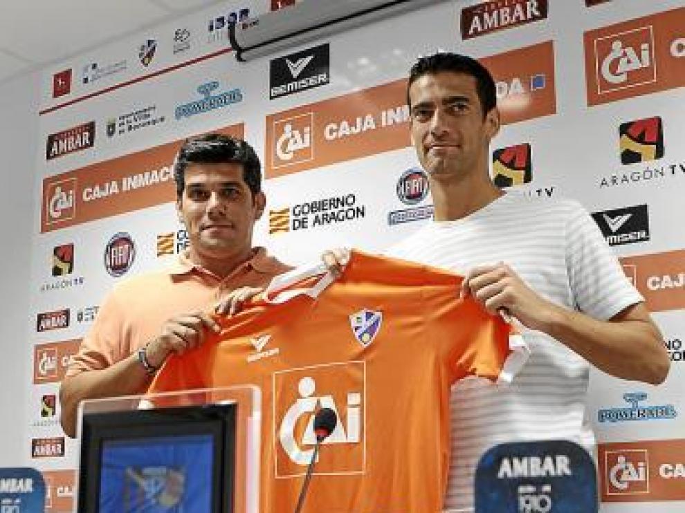 Roberto (dcha.), junto al presidente Losfablos.