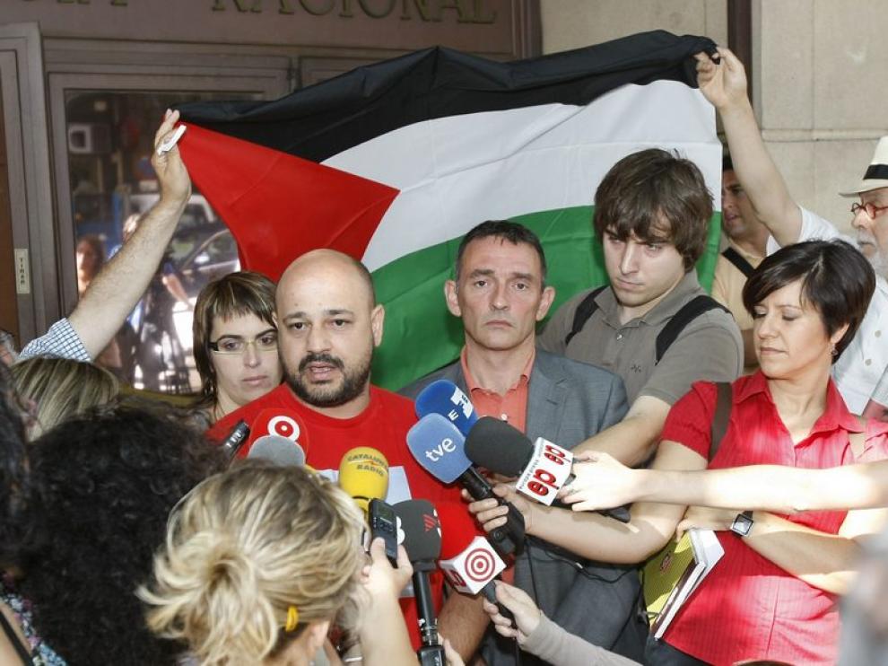 Manuel Tapial atiende a los medios después de presentar una querella contra Israel