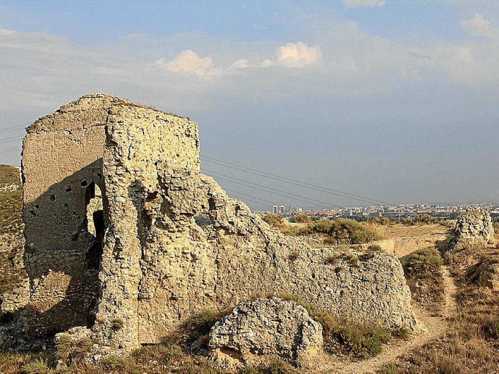 El castillo de Miranda, con la ciudad de Zaragoza al fondo.
