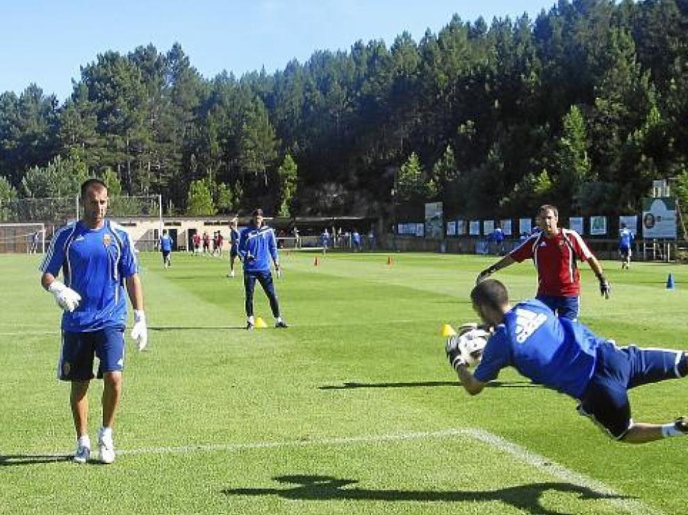 Alcolea detiene un balón ante la mirada de Doblas, el preparador Insausti y, al fondo, Leo Franco.