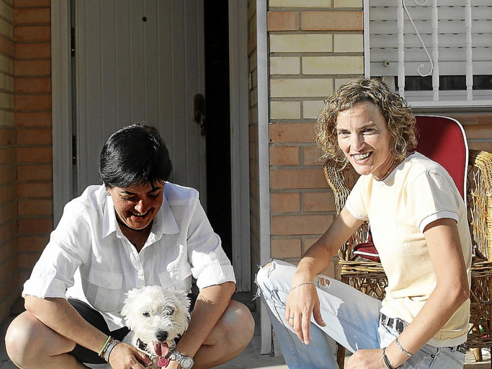 Mª Pilar, a la izquierda, y Ana junto a su perro Chester