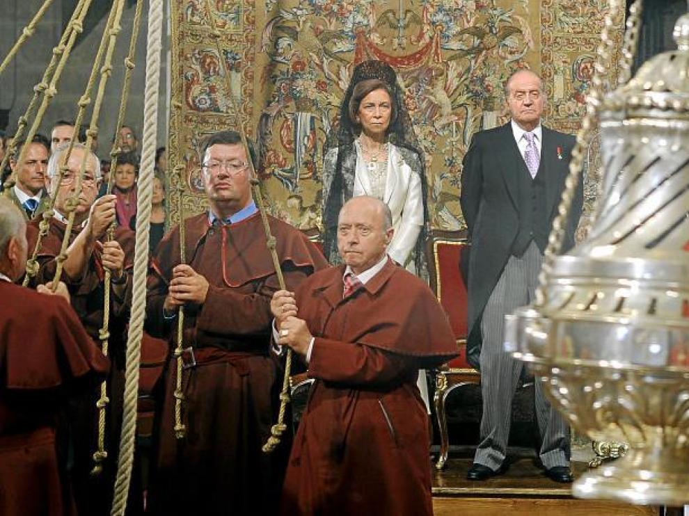 Los Reyes de España observan el botafumeiro durante la misa en la que don Juan Carlos realizó la invocación al Apóstol.