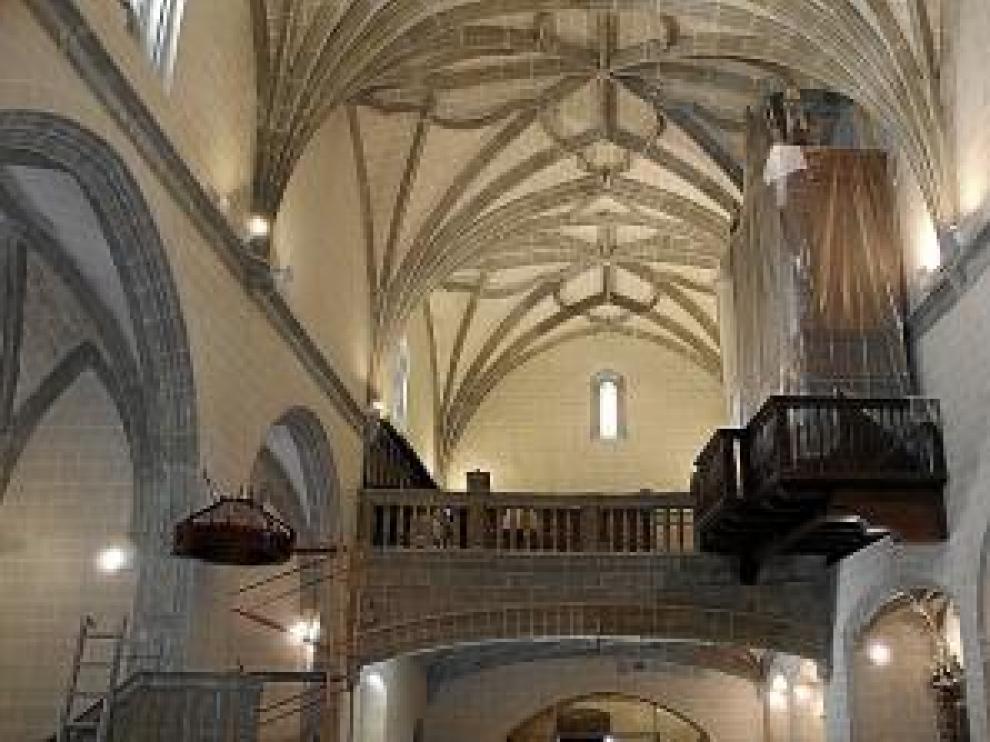 Interior de la iglesia, todavía con algún andamio.