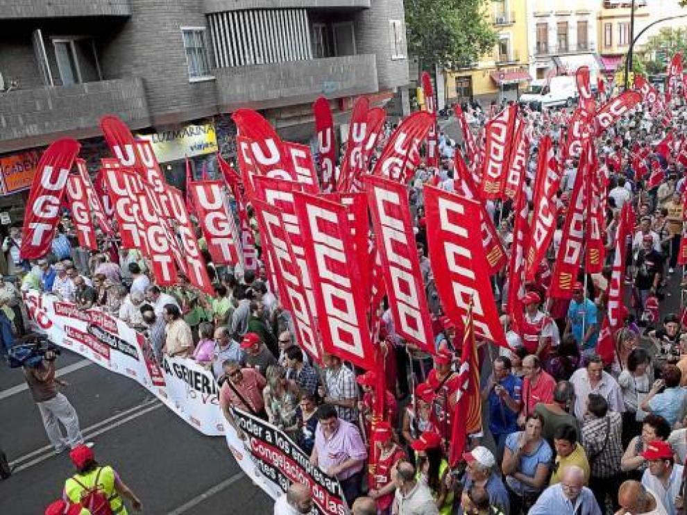 Manifestación convocada en Zaragoza por los sindicatos UGT y CC. OO. contra la reforma laboral.