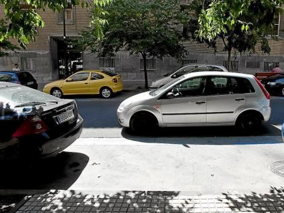 Un coche estacionado en doble fila, a pesar del hueco libre en la zona azul.