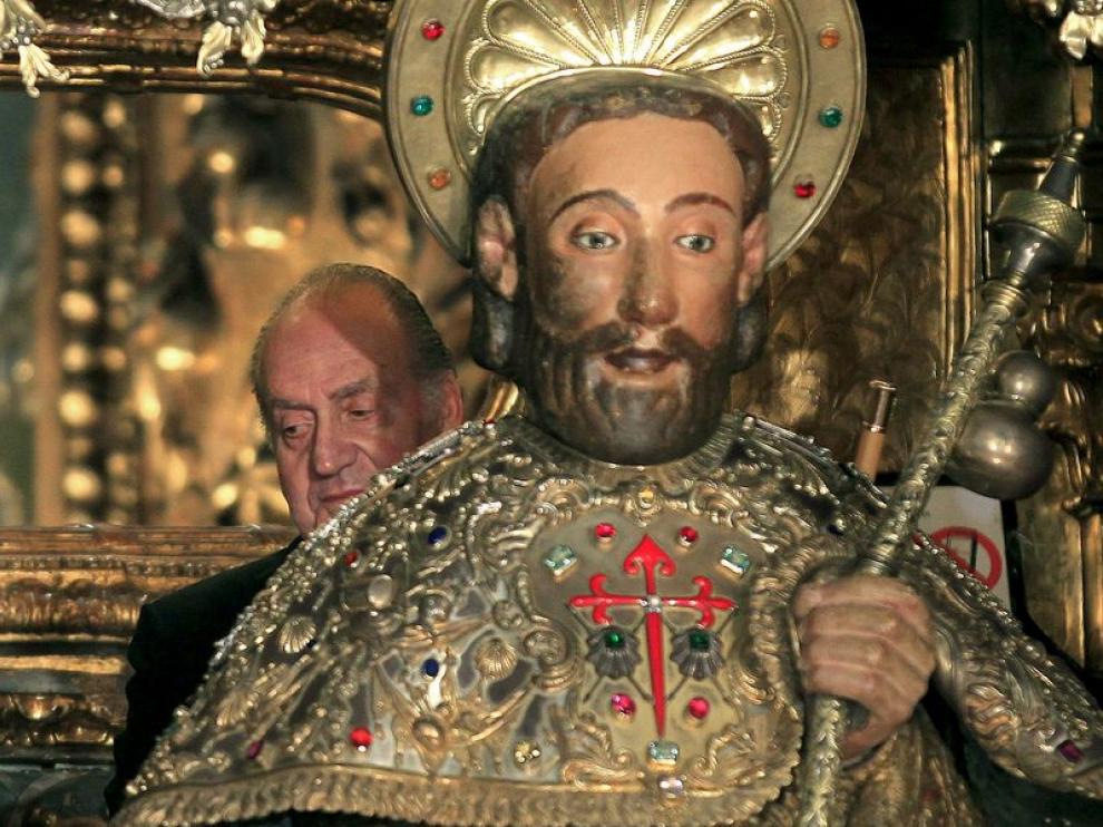 Don Juan Carlos, junto al busto del apóstol Santiago