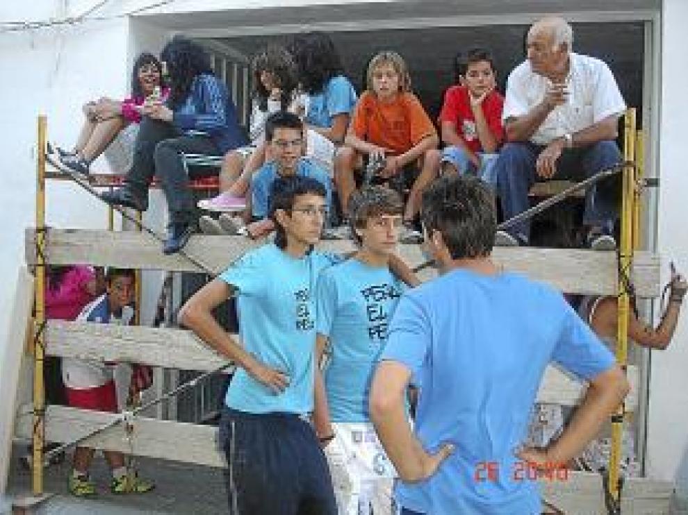 Jóvenes de Mediana en el encierro de ayer.