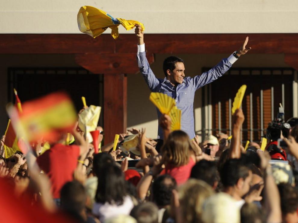 Contador, por la calles de Pinto a bordo de un descapotable.