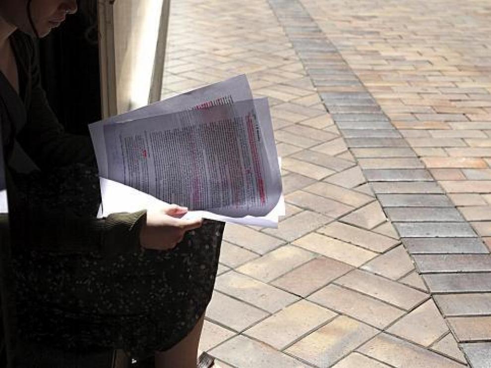 Ana Cristina L. revisa las explicaciones que el Ministerio de Educación da a la demora.