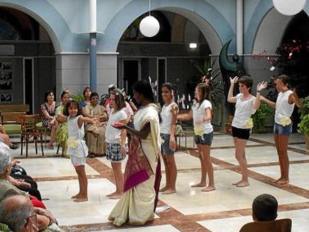 La religiosa Sahiji dirige la danza india de las niñas.
