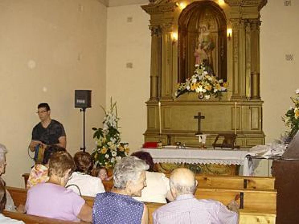 Fieles en el recuperado oratorio de Santa Ana de Barbastro.