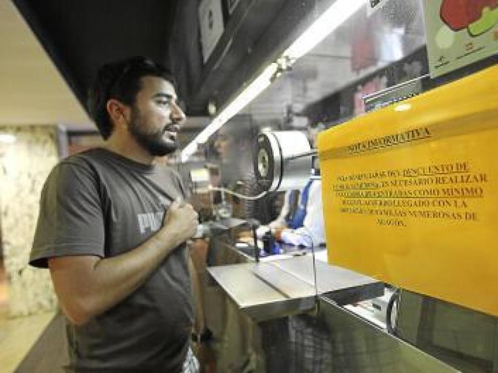 El cartel anunciador de los cambios, en los cines Palafox.