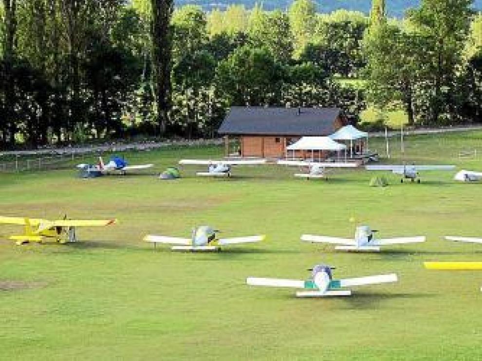 Las avionetas, en el campo de vuelo de Castejón.