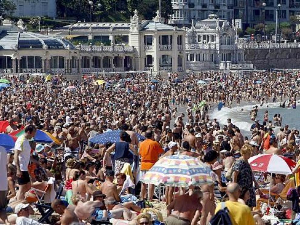 Cientos de personas toman el sol y se bañan en la playa de la Concha de San Sebastián el pasado 18 de julio.