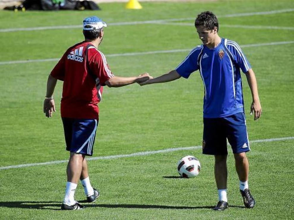 Ander le da la mano a Nayim, en el entrenamiento de ayer.