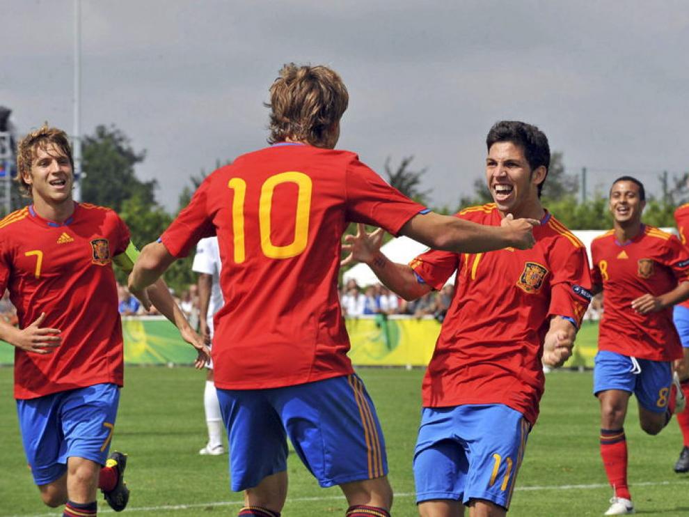 Canales y Pacheco celebran el tercer gol español.