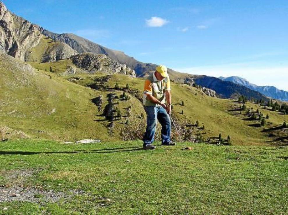Miguel Ángel Arrudi, practicando golf junto a su refugio pirenaico.