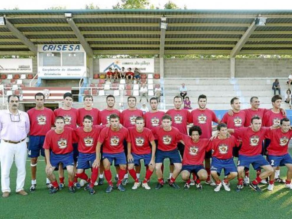La plantilla de la AD Sabiñánigo, en su primer entrenamiento de la campaña 2010/11.