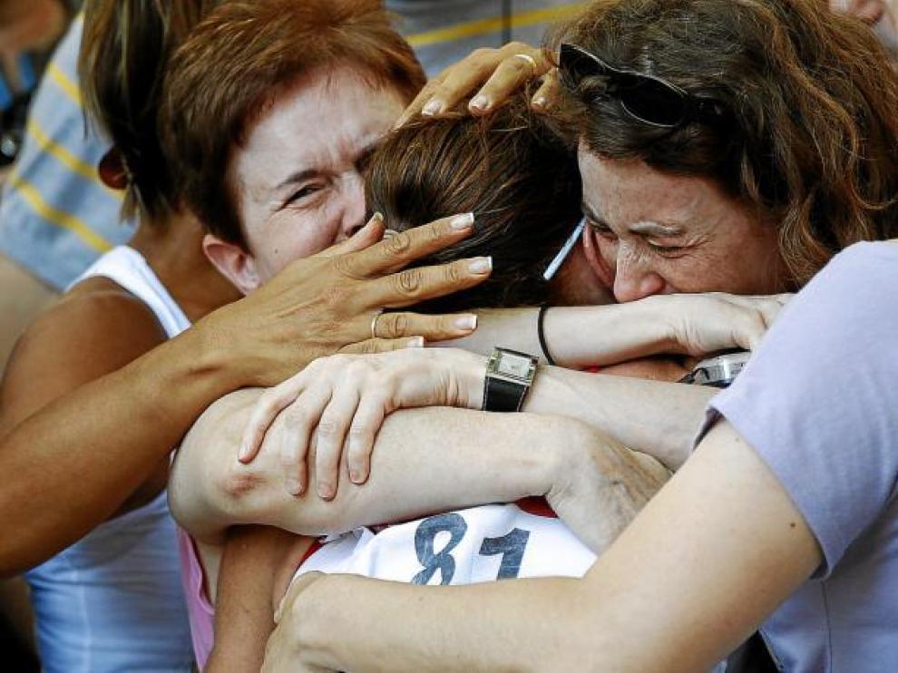 María José Poves se abraza con sus familiares nada más concluir la prueba.