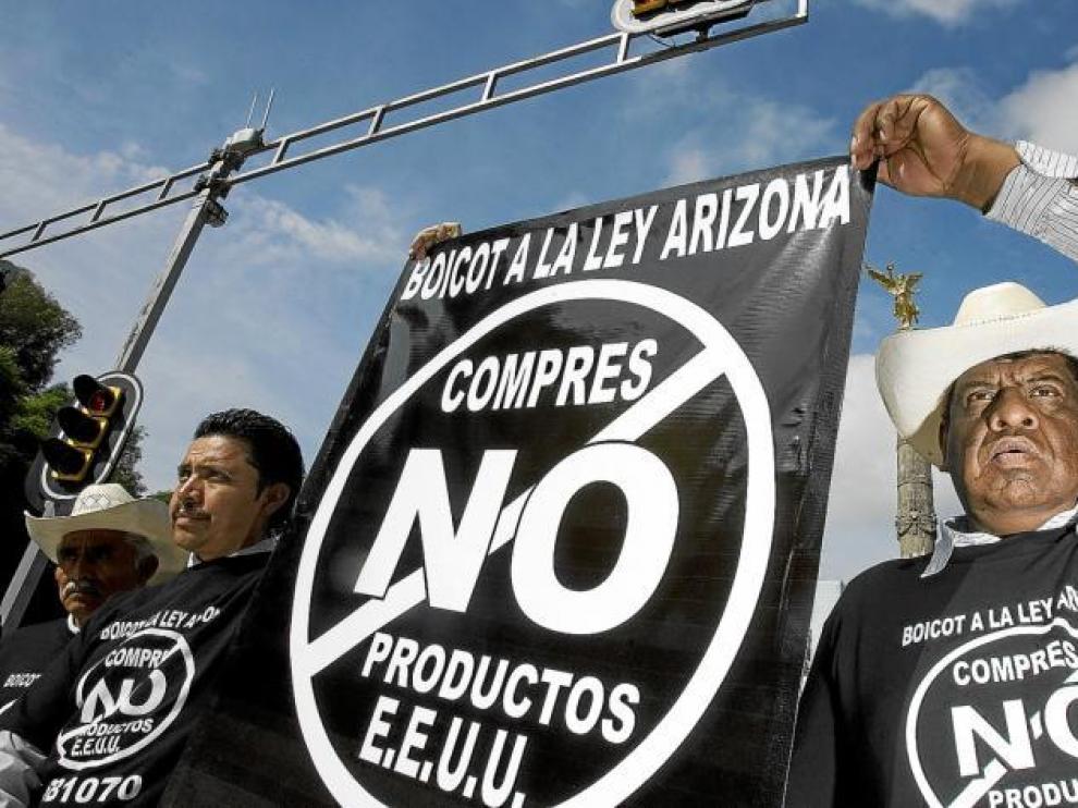 Decenas de campesinos mexicanos protestan por la ley de inmigración estadounidense.