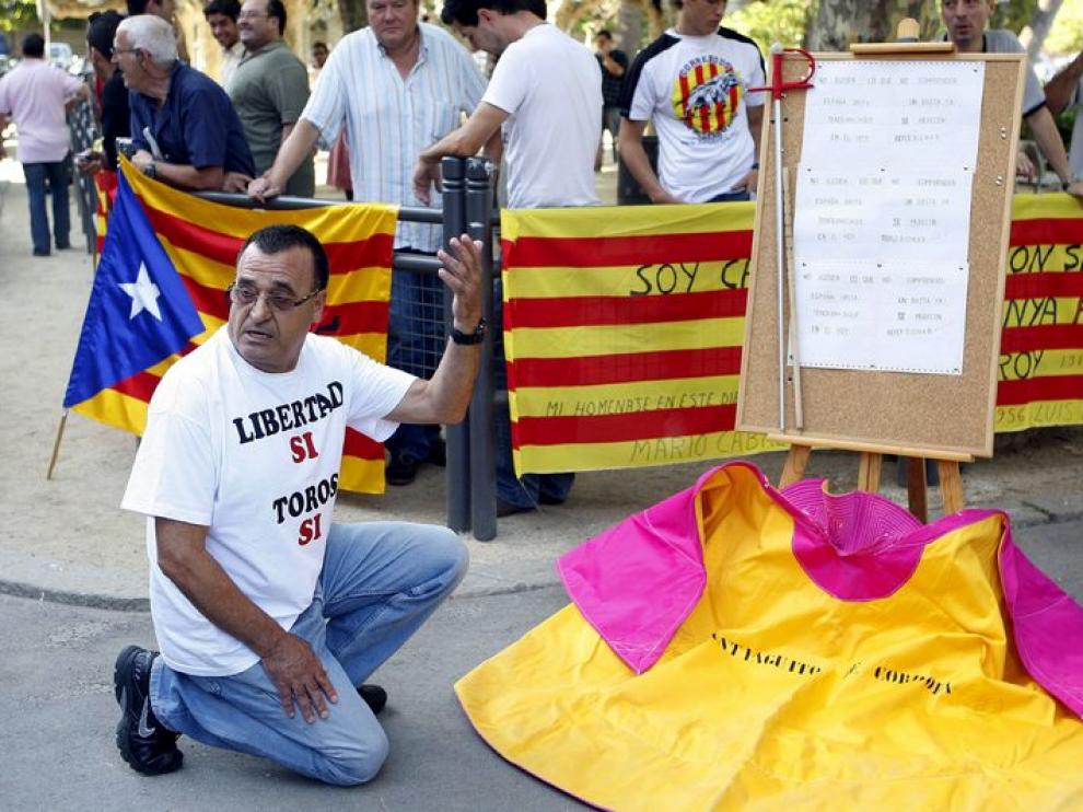Manifestantes protaurinos, en la puerta del Parlament