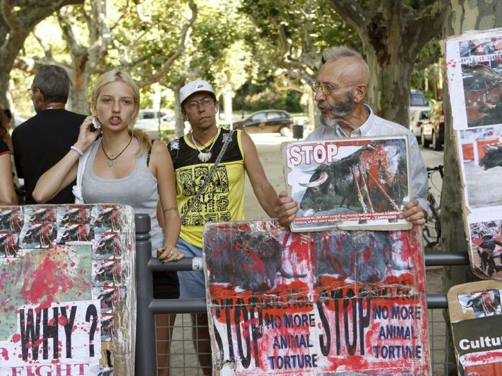 Activistas antitaurinos en la puerta del Parlament