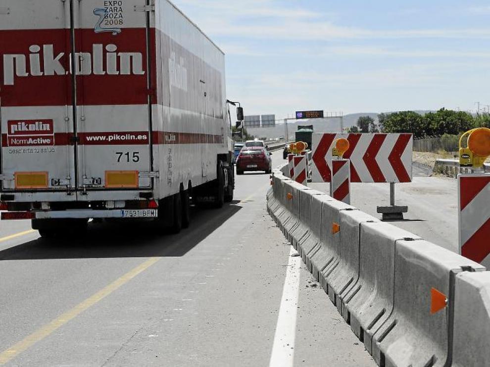 Fomento ha reforzado la señalización de la obra de la Ronda Norte, como en este punto donde se estrecha la circunvalación junto a Plaza.
