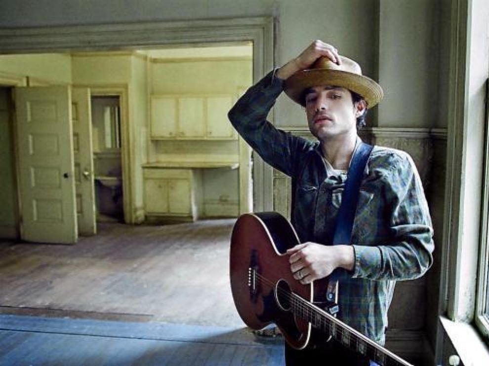 Jakob Dylan, muy previsor, se sujeta el sombrero a pesar de la ventana cerrada. Quizá amaga un saludo...