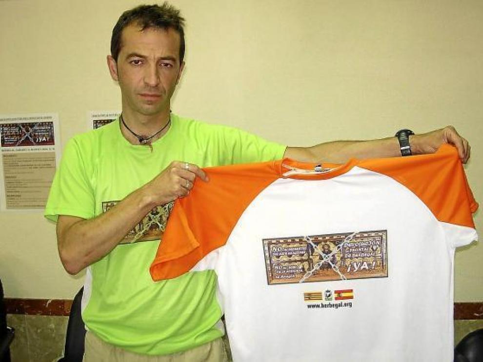 David López, promotor de la marcha, con la camiseta reivindicativa que recibirán los participantes.
