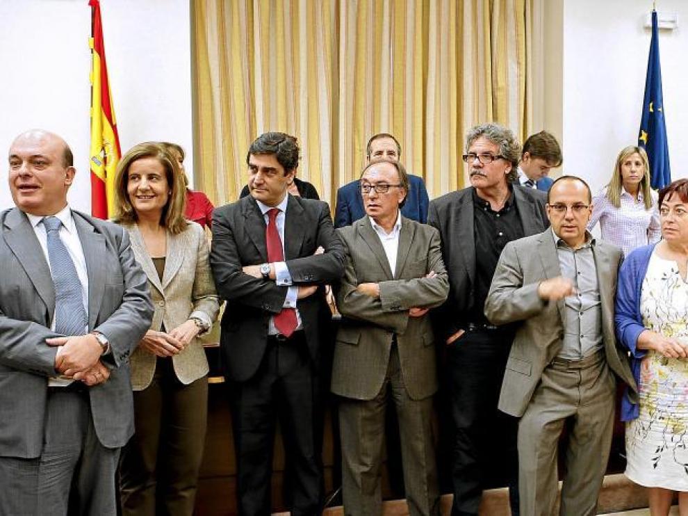 Representantes de los partidos políticos, antes de la reunión de la comisión de Trabajo del Congreso.