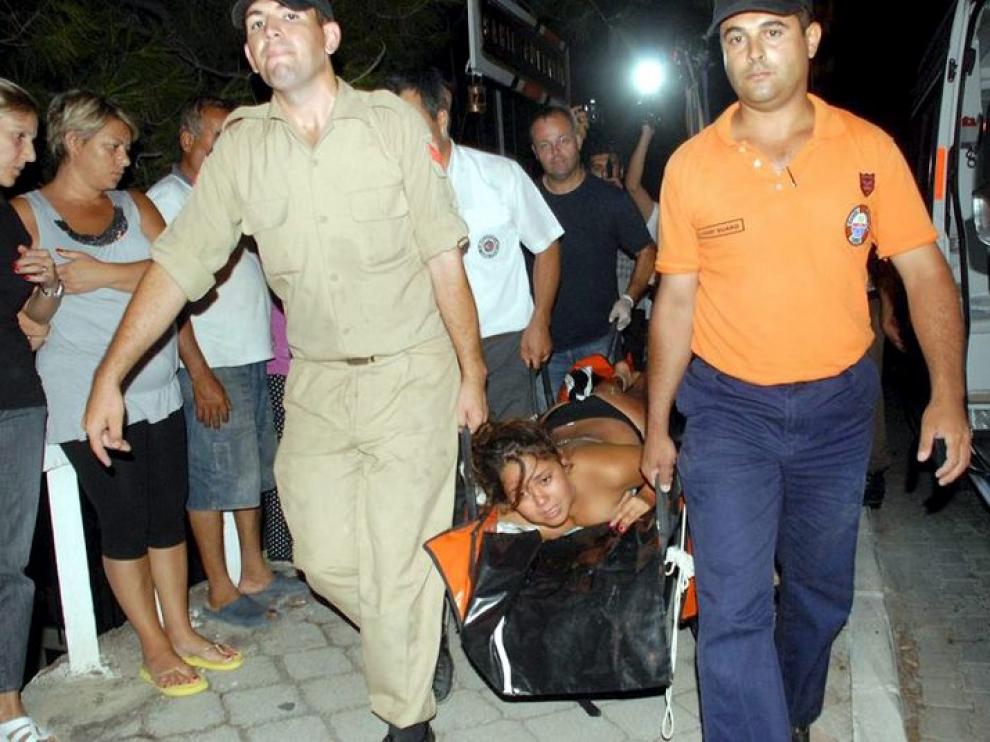Una turista socorrida tras el hundimiento del barco.